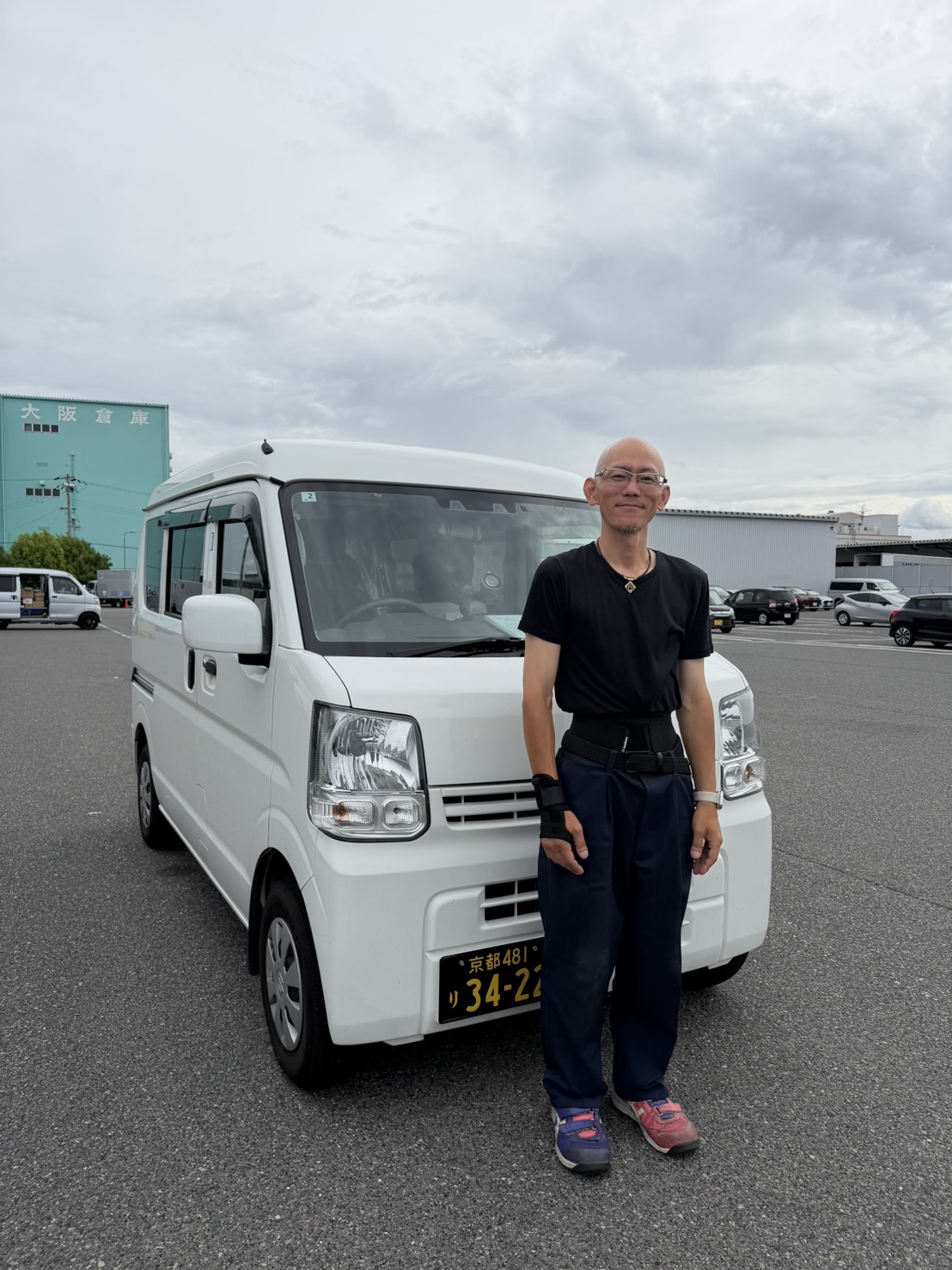 代表・一ノ瀬と配送車