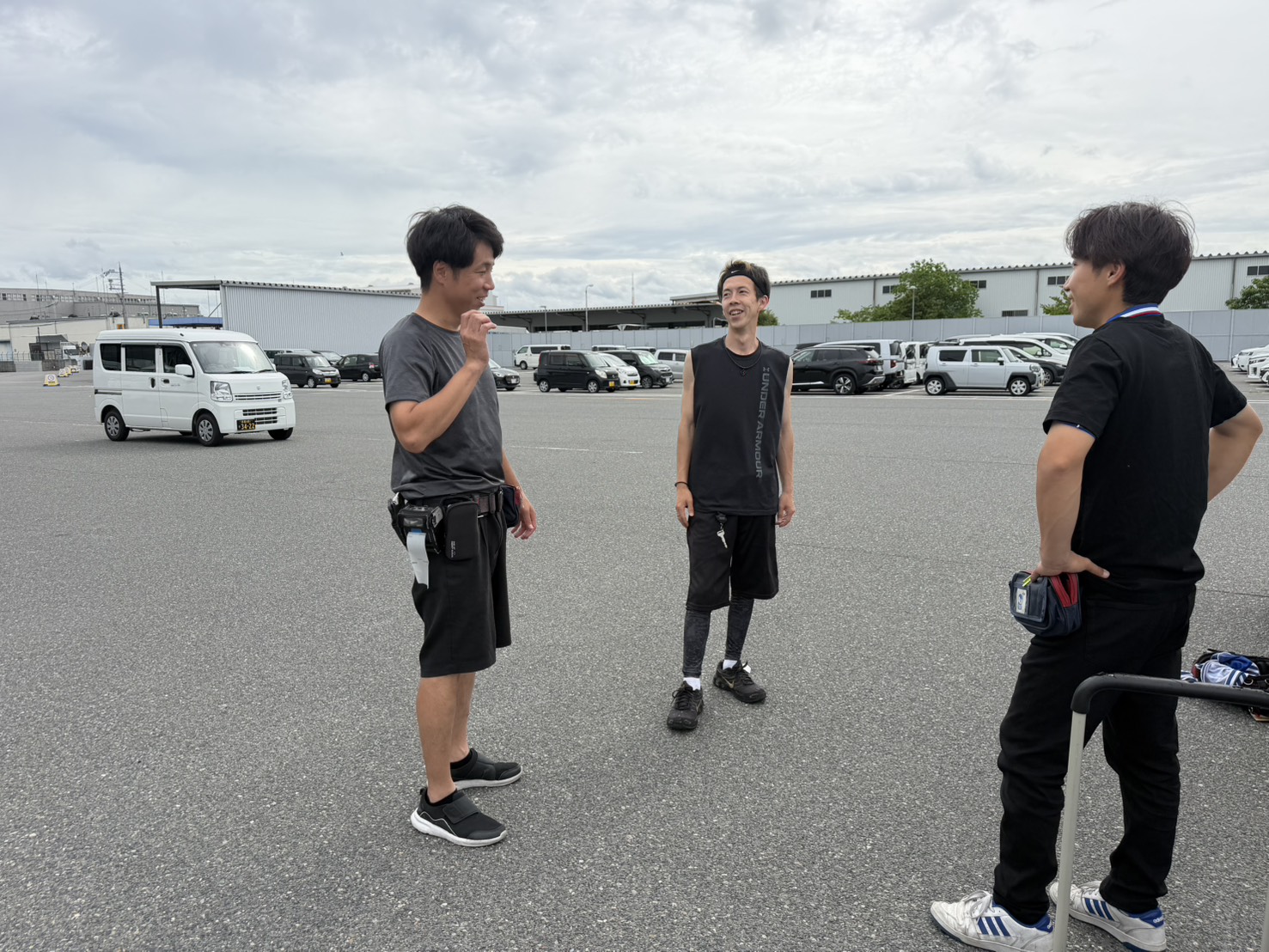 仲間たちが笑顔で現場の話をしている